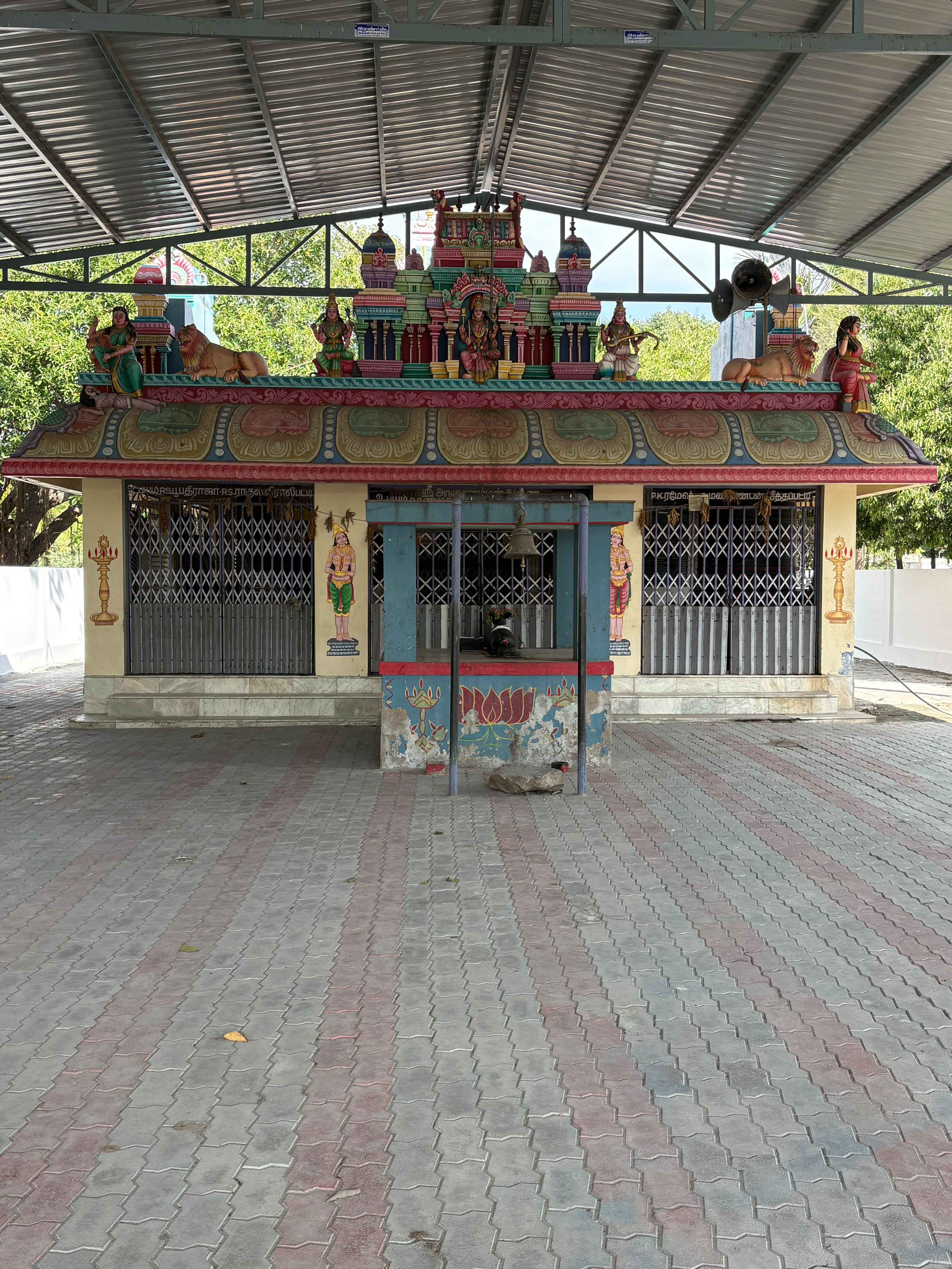 திருக்கோயில் முன்புறம்