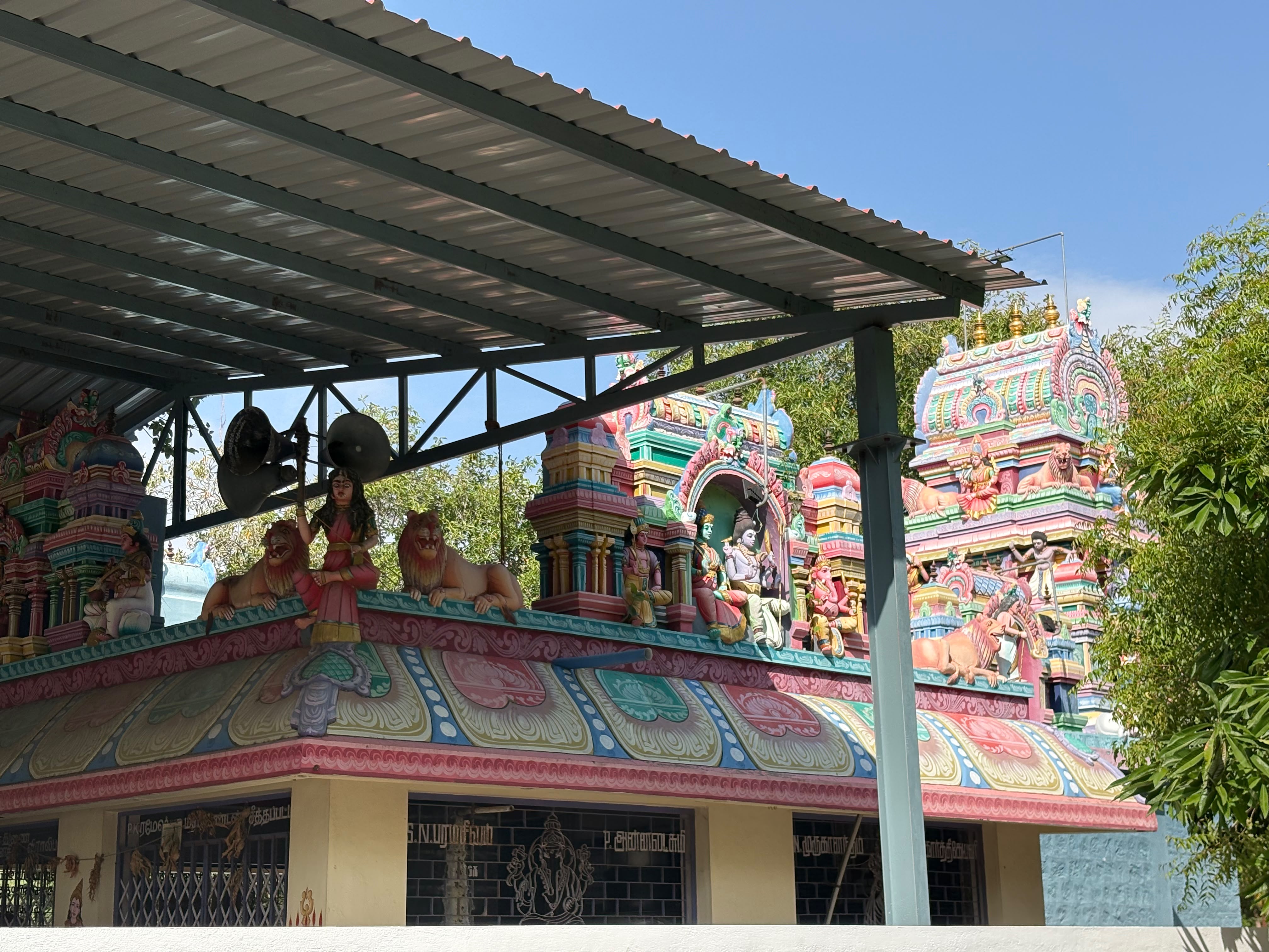 திருக்கோயில் உட்புறம்